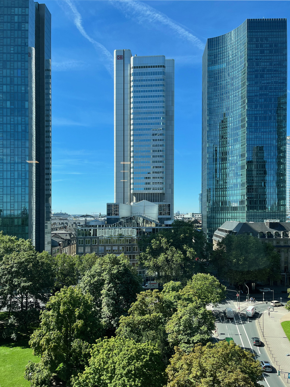 Das Foto zeigt eine Luftaufnahme des künftigen Projektareals der Gallusanlage 8. Man blickt gerade auf den SilverTower und rechts sieht man den Turm Skyper.